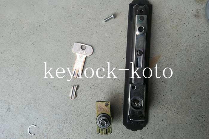 引き違い戸戸先錠の折れ鍵の例。錠前を取り外し、シリンダー等細部まで分解し除去します。