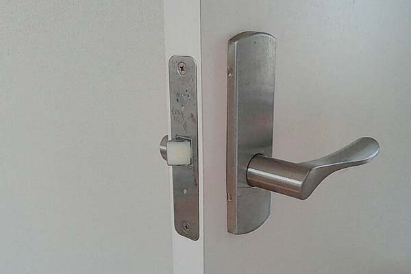 ドアレバーやノブを操作してもラッチが動かなくなるトラブル、よくあります。