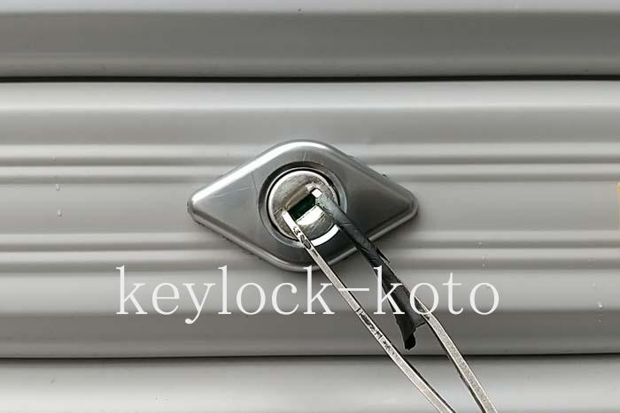 三和シャッター、文化シャッターなど、ディンプルキータイプのシャッター鍵も破壊しないで鍵穴から解錠いたします。