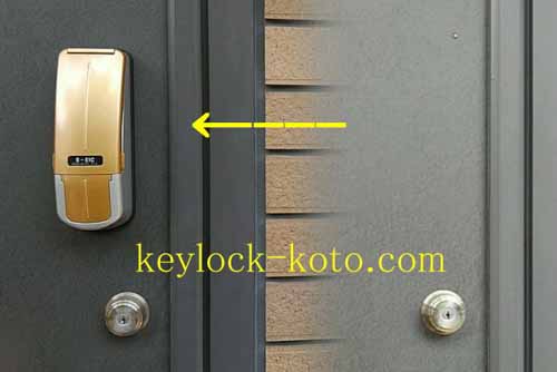 一般住宅の玄関ドアに指紋認証タイプの補助錠取り付けの一例