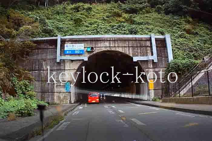 長浜市西浅井地域の国道8号線、賤ケ岳トンネル付近を走行中のもの。ドライブレコーダーの映像から画像を抽出)