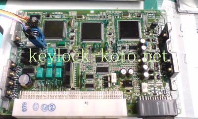 初期タイプのイモビライザーはECUを車両から取り外し、チップ情報を初期値にリセットしたうえでキーのIDを読み込ませます。画像はTOYOTA車のイモビライザーキー登録の様子です。滋賀が地元の鍵屋【キーロック湖東 彦根・長浜・米原】